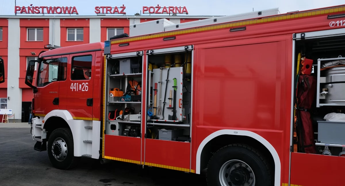 Ciężki samochód i zestaw oświetleniowy. Kolejne wsparcie dla strażaków z unijnego projektu