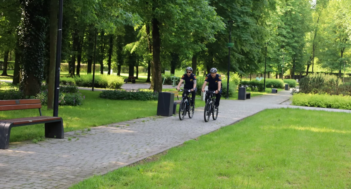 Strażnicy na rowerach...  i z nowym samochodem?