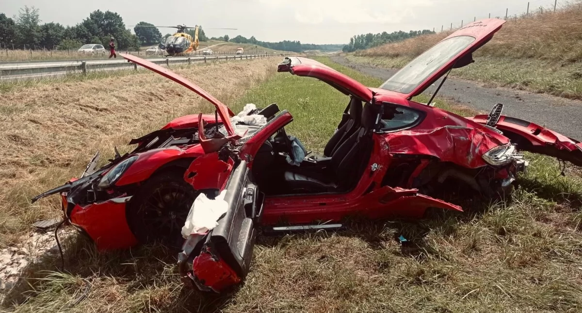 Niebezpieczny sen za kierownicą i rozbite szybkie auto na poboczu