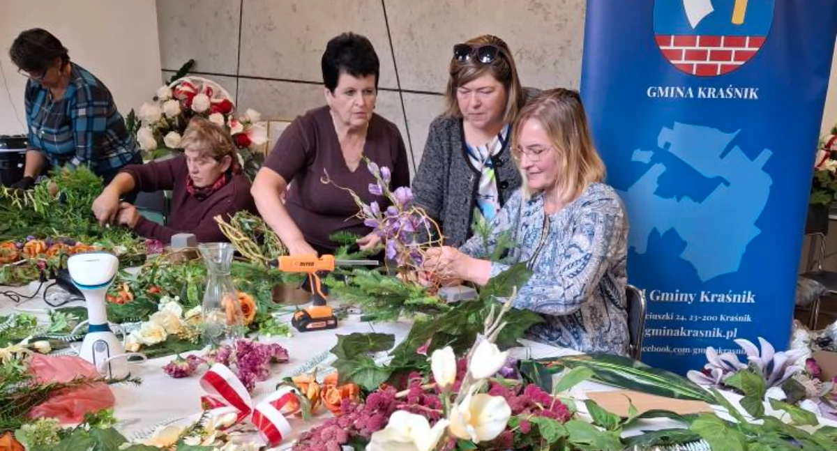 Warsztaty florystyczne w Gminie Kraśnik. Stroiki trafią na miejsca pamięci narodowej