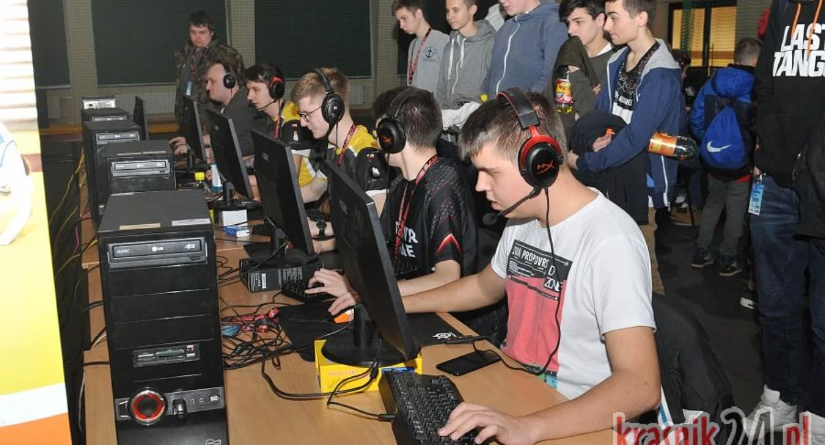 Trójka zaprasza na Mikołajkowy Turniej E-sportowy