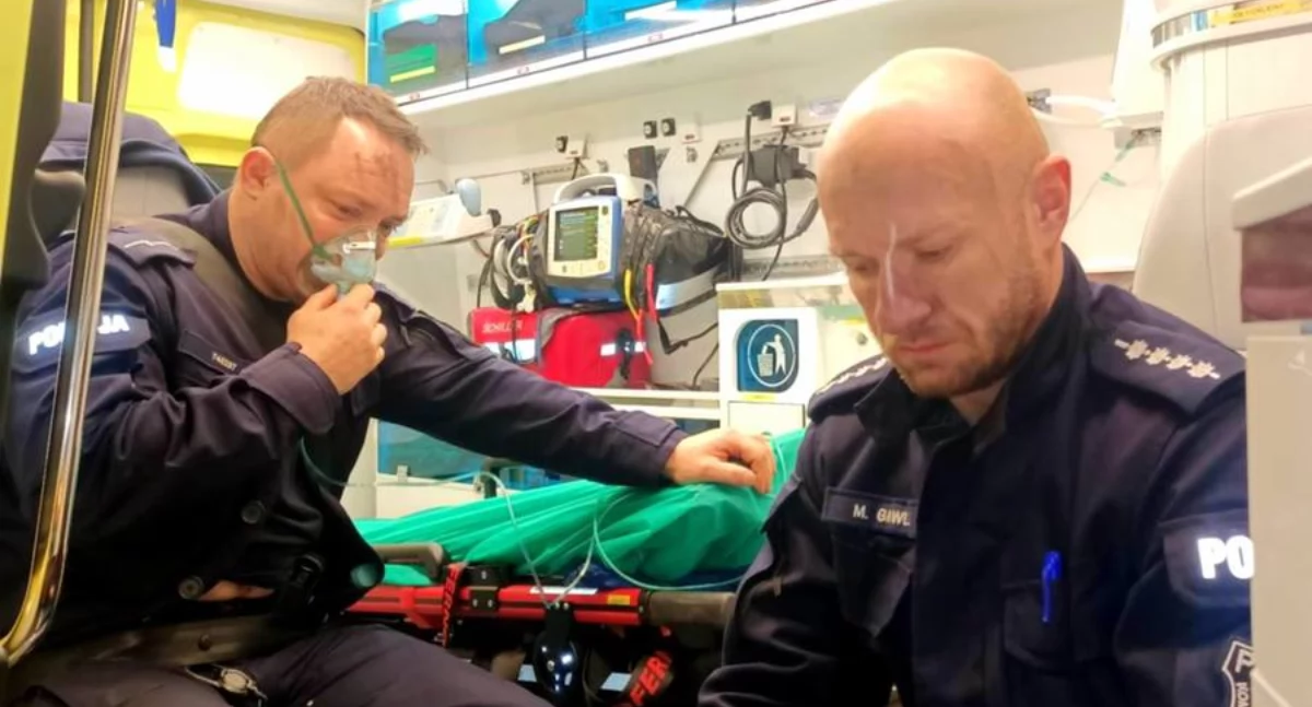 Wynieśli poparzonego mężczyznę z płonącego budynku