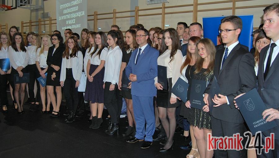 Stypendia Starosty Kraśnickiego dla uczniów za osiągnięcia w nauce wręczone. FOTO