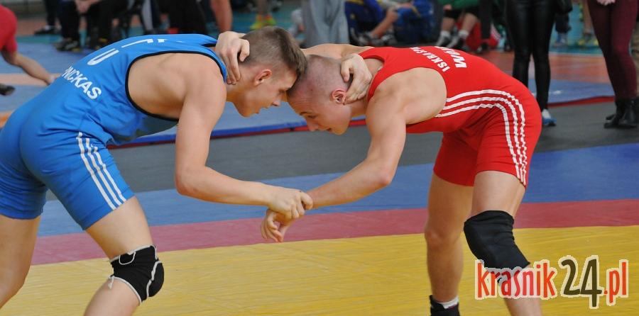 Trwa rywalizacja na matach. Walczyli m.in Jakub Szymula i Ernest Ochal. Foto, Wideo
