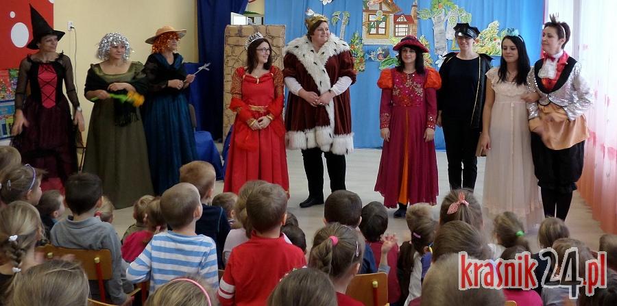 Śpiąca Królewna, czyli teatr w wykonaniu nauczycielek w Przedszkolu Miejskim nr 4
