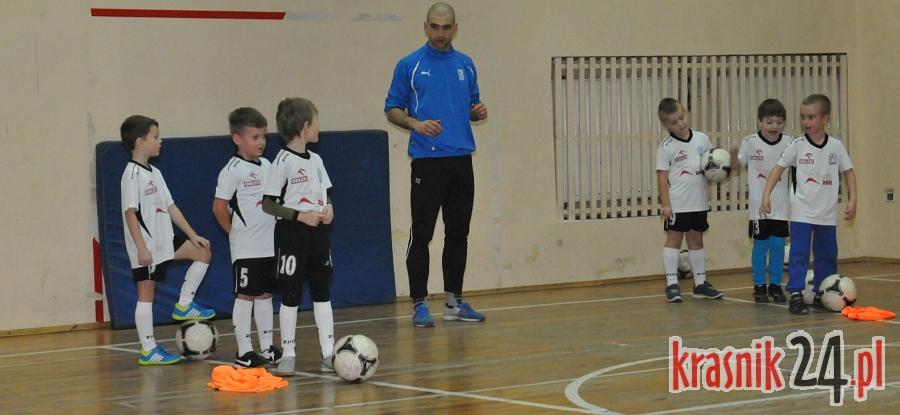 Paweł Zięba, Damian Szymański i Marcin Matysiak na treningach z młodymi kraśniczanami. FOTO