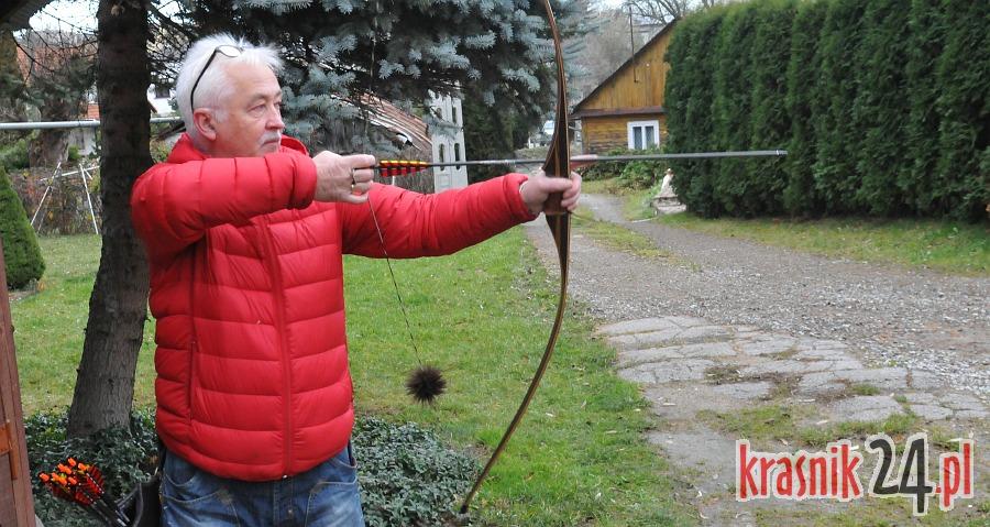 Z łukiem w ręku realizuje dziecięce marzenia