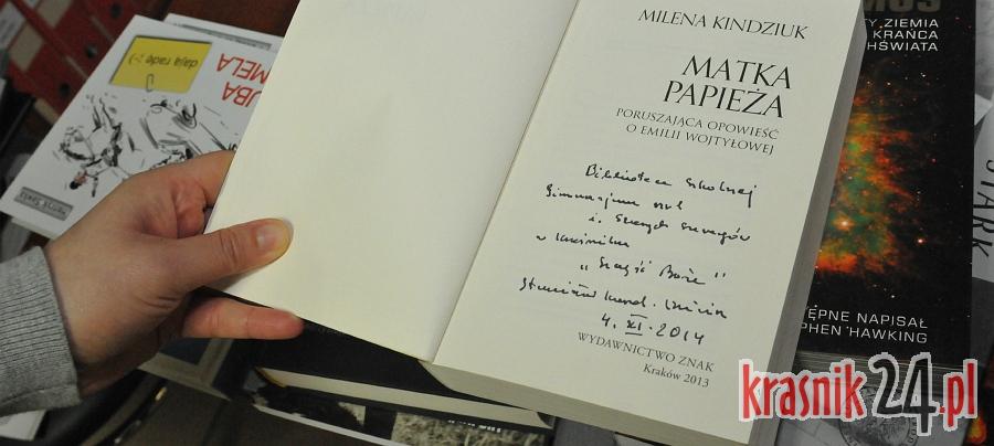 Książki z autografem rozbudzają ciekawość uczniów Publicznego Gimnazjum nr 1