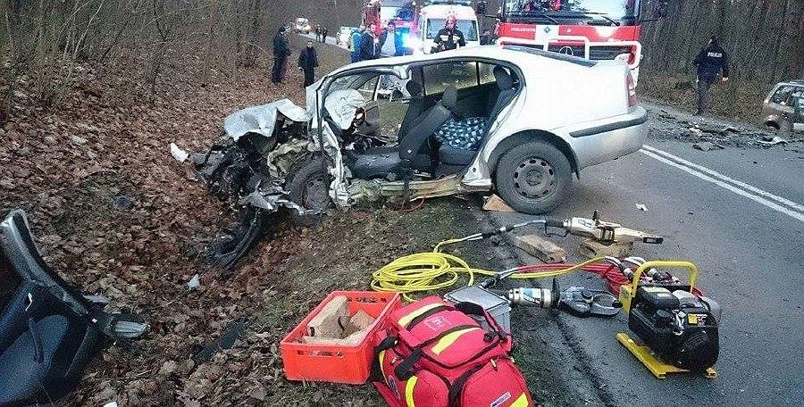 Dzierzkowice - Urzędów. Zderzenie dwóch samochodów, jedna osoba helikopterem przetransportowana do Lublina