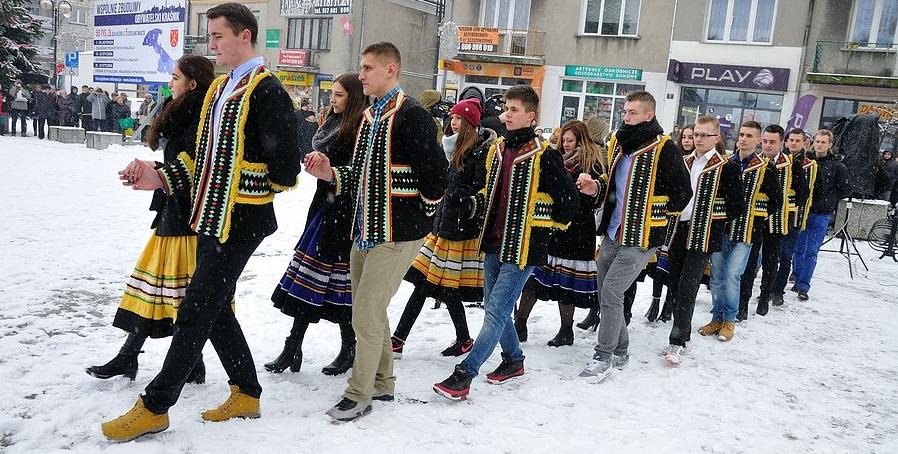 Mimo zimowej aury zatańczyli poloneza na kraśnickim rynku. Foto,Wideo