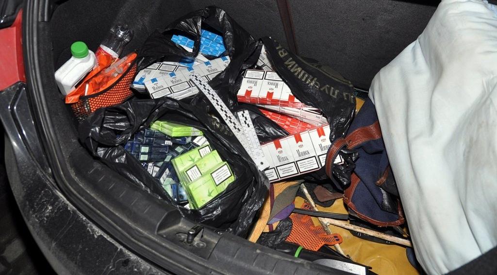 1200 paczek papierosów w rękach celników i policjantów po 