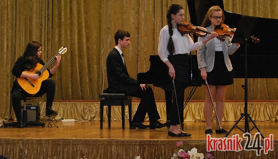 Koncertowe życzenia z okazji Dnia Kobiet. Foto, Wideo