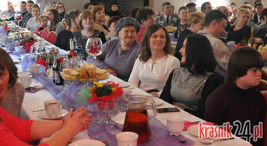 Występy, życzenia i dzik na talerzu, czyli Dzień Kobiet w Świeciechowie. Foto, Wideo