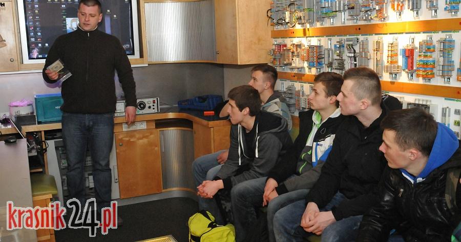 Praktyczna lekcja dla przyszłych elektryków w mobilnej pracowni. Foto