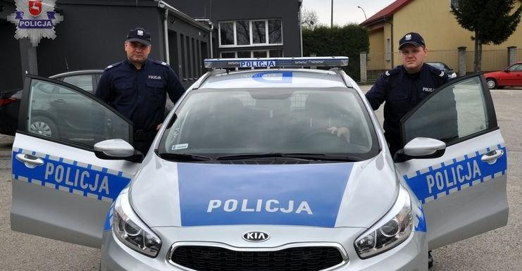 Kraśnik. Policjanci uratowali życie niepełnosprawnemu mężczyźnie. Wynieśli go z płonącego mieszkania