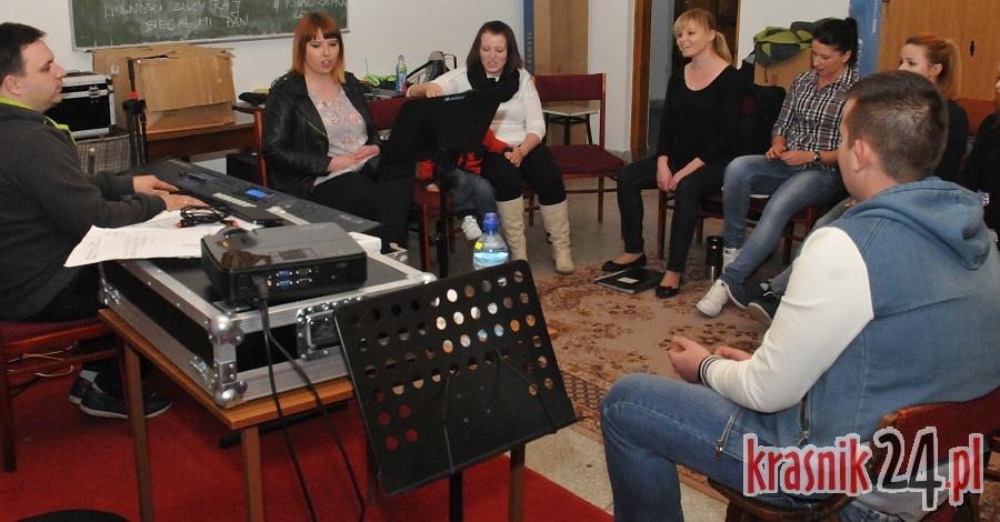 Śpiewem będą wyrażać swoją miłości do Boga. Dzisiaj ruszają warsztaty organizowane przez zespół Emmanuel Gospel. Wideo