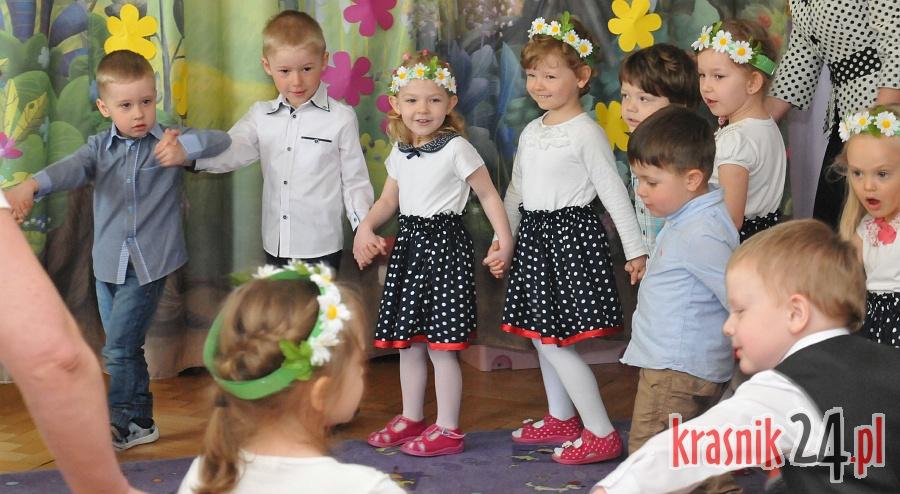 Były wierszyki, piosenki, tańce i upominki. Przedszkolaki z Dwójki wystąpiły dla rodziców. Foto, Wideo