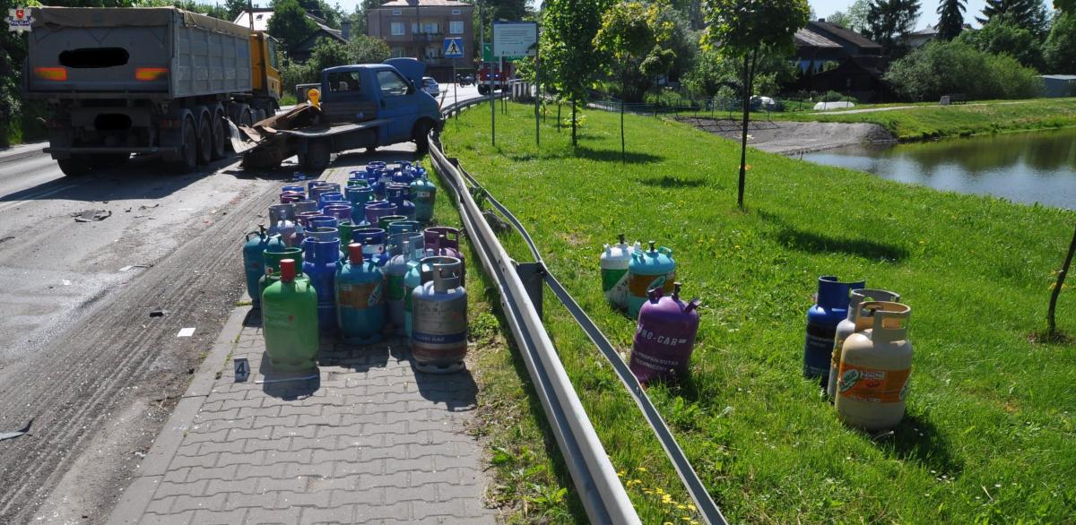 Zakrzówek. Zderzenie ciężarówki z samochodem przewożącym butle gazowe