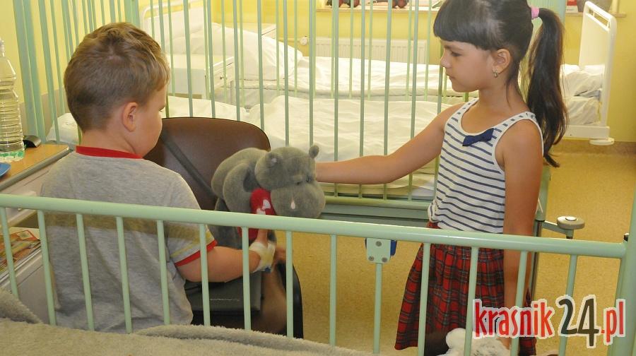 Przedszkolaki z okazji Dnia Dziecka obdarowały pluszakami małych pacjentów kraśnickiego szpitala. Foto