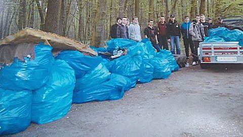 Strażacy ochotnicy posprzątali las