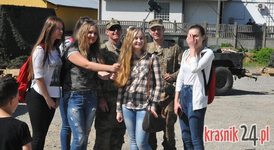 Można było porozmawiać, zrobić sobie zdjęcie. Amerykańscy żołnierze zatrzymali się w Gościeradowie. Foto, Wideo