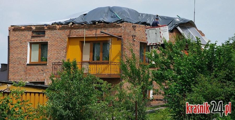 Po poniedziałkowej nawałnicy: Zerwane dachy, brak prądu, z pól nie ma co zbierać. FOTO. WIDEO