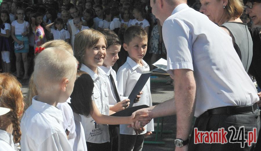 Świadectwa rozdane. Uczniowie kraśnickiej SP 5 już na wakacjach. Foto, Wideo