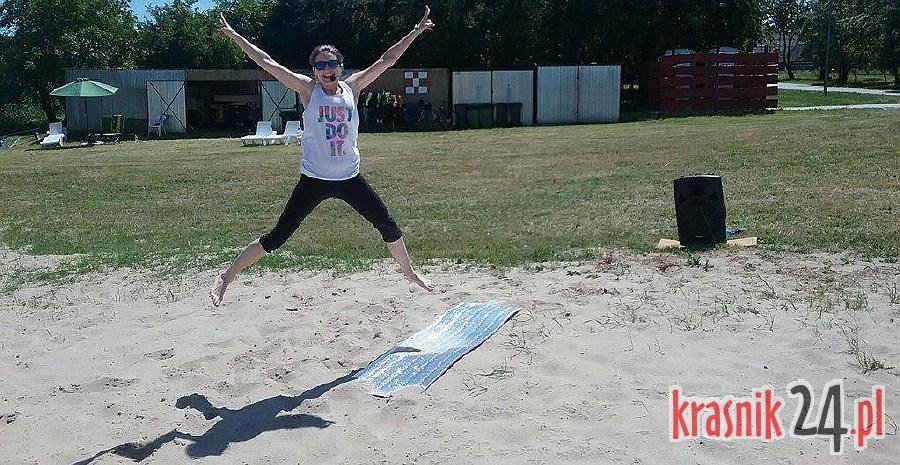 Fitness na plaży. Zajęcia z fizjoterapeutą w każdy weekend nad Zalewem Kraśnickim