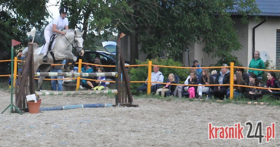Rywalizowali w skokach przez przeszkody i piknikowali. Foto, Wideo