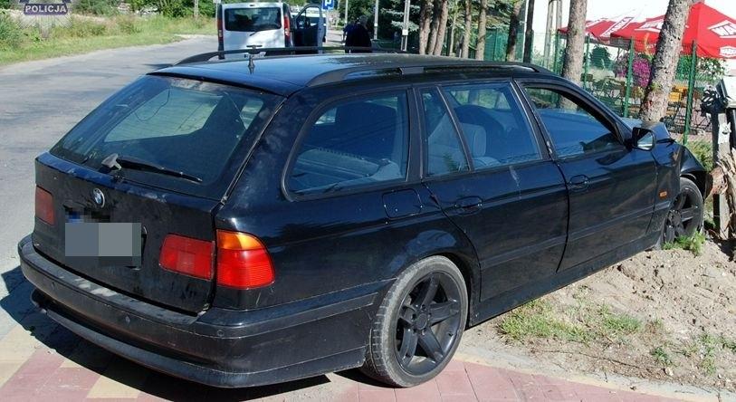 Kraśnik. Prawdopodobnie stracił przytomność i uderzył samochodem w słup i drzewo