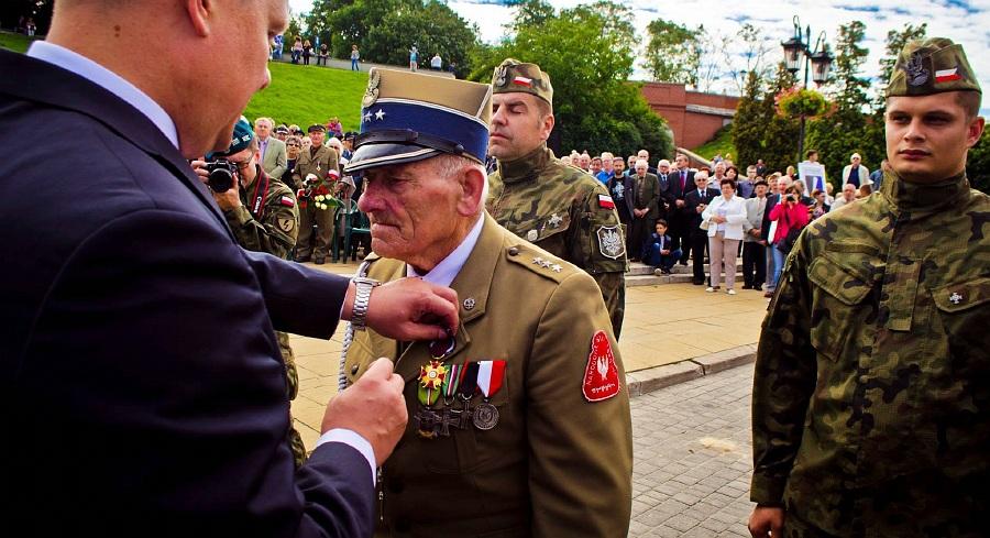 Porucznik Jan Oszust, kombatant NSZ z Kraśnika, odznaczony Złotym Krzyżem Zasługi