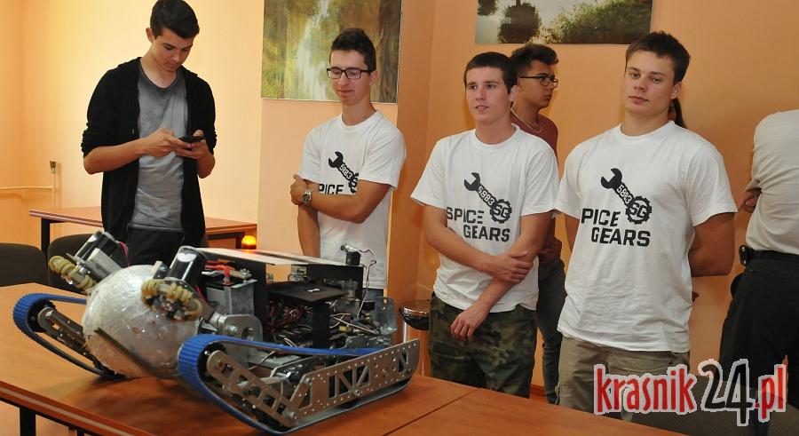 Alexander Nawrocki, biznesmen, były kontroler lotów z NASA, spotkał się z młodzieżą z kraśnickiego teamu FRC. FOTO
