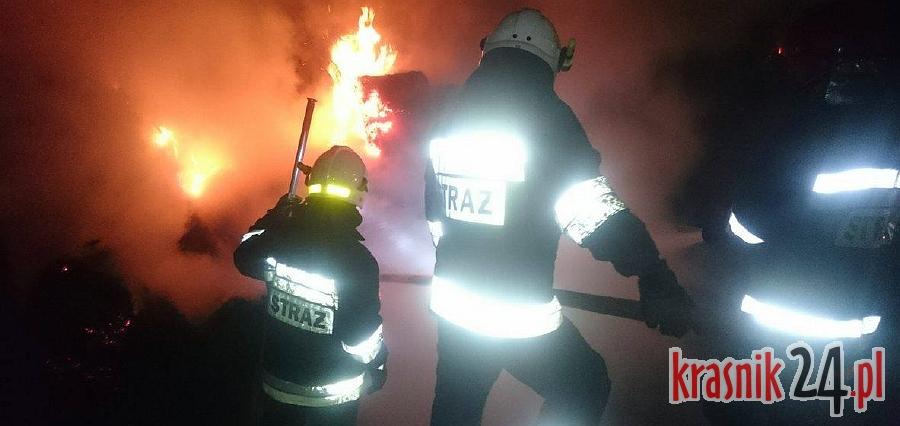 Zakrzówek. Strażacy walczyli z pożarem słomy. Podejrzenie podpalenia
