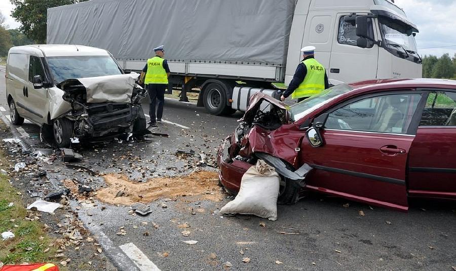Gm. Kraśnik. Plama oleju na drodze, poślizg i czołowe zderzenie z innym autem