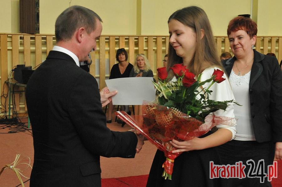 Docenieni za osiągnięcia w nauce i artystyczne. Wójt Gościeradowa wręczył stypendia. Foto