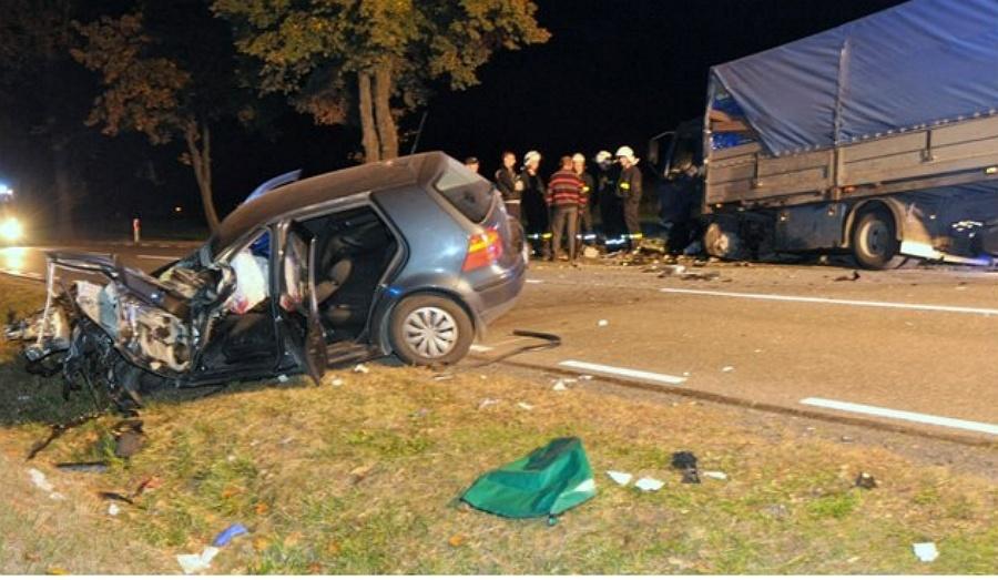 Polichna. Golf zjechał na przeciwny pas ruchu i zderzył się z ciężarówką