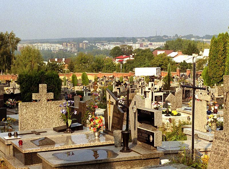 Zbliżają się listopadowe święta. Zmiany w ruchu przy cmentarzach i komunikacji miejskiej. Zobacz rozkłady jazdy
