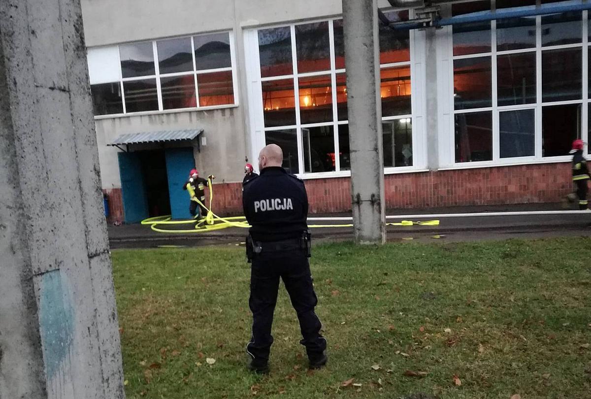 Pożar w jednej z hal fabrycznych. Zapaliła się olejowa nagrzewnica. WIDEO