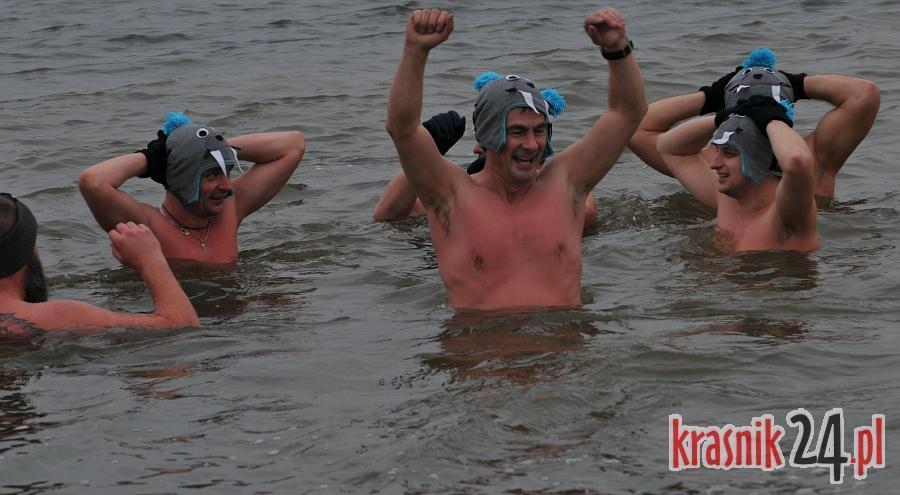 Morsy rozpoczęły sezon. ﻿﻿Ponad 30 osób wykąpało się w Zalewie Kraśnickim. Foto, Wideo