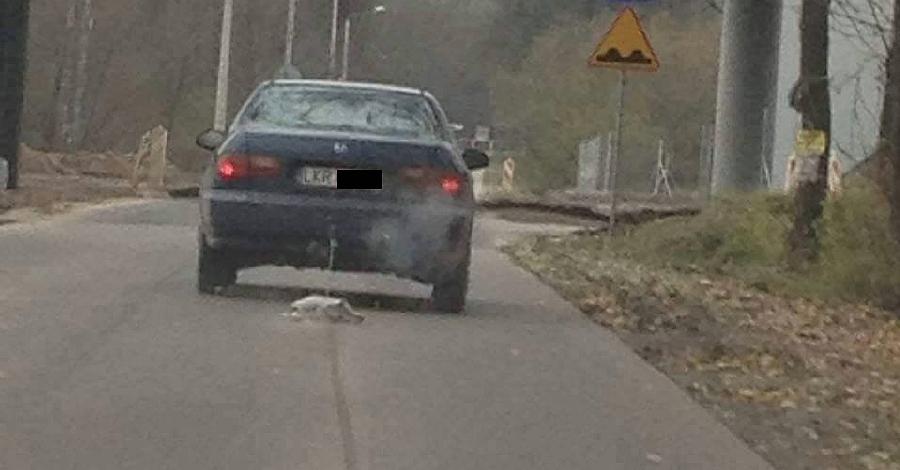 Kierowca jadący samochodem na 