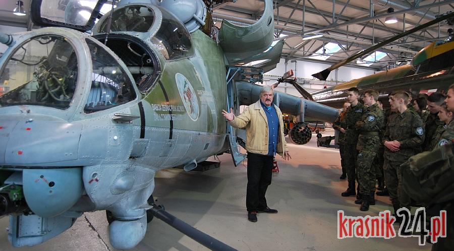 Uczniowie klas mundurowych z Trójki zasiedli za sterami F-16, Su-20 i Mi-24
