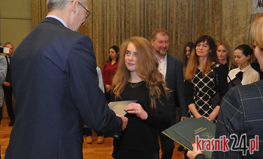 Burmistrz Kraśnika nagrodził uczniów za osiągnięcia naukowe i artystyczne. Foto
