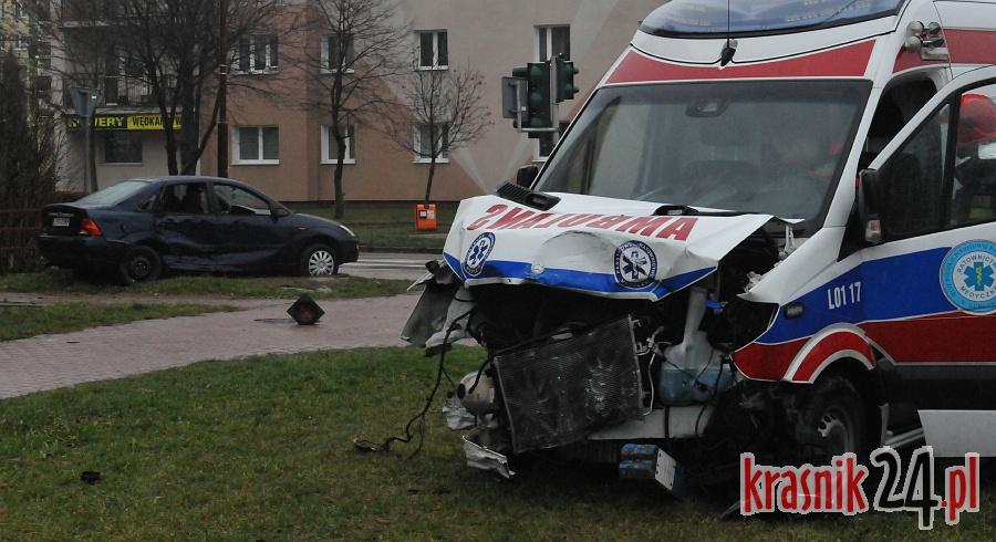 Kraśnik. Wypadek z udziałem karetki pogotowia ratunkowego. Foto, Wideo