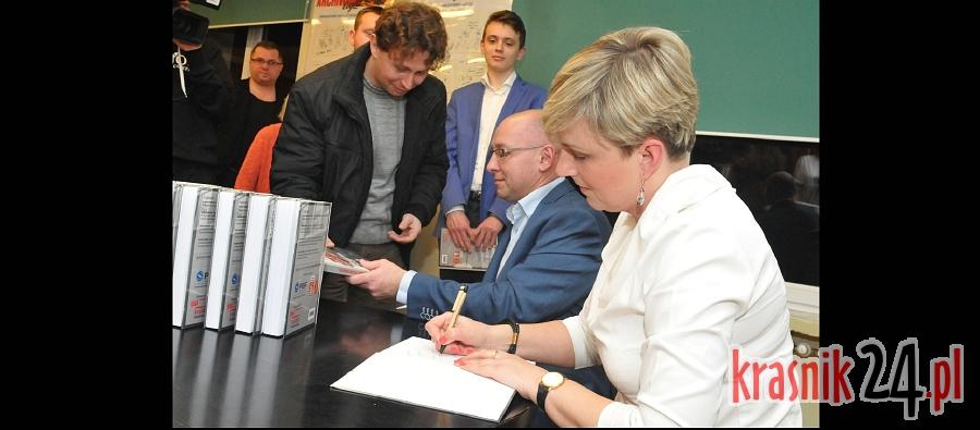Promowali książkę o początkach Kraśnika Fabrycznego i fabryki. Foto, Wideo