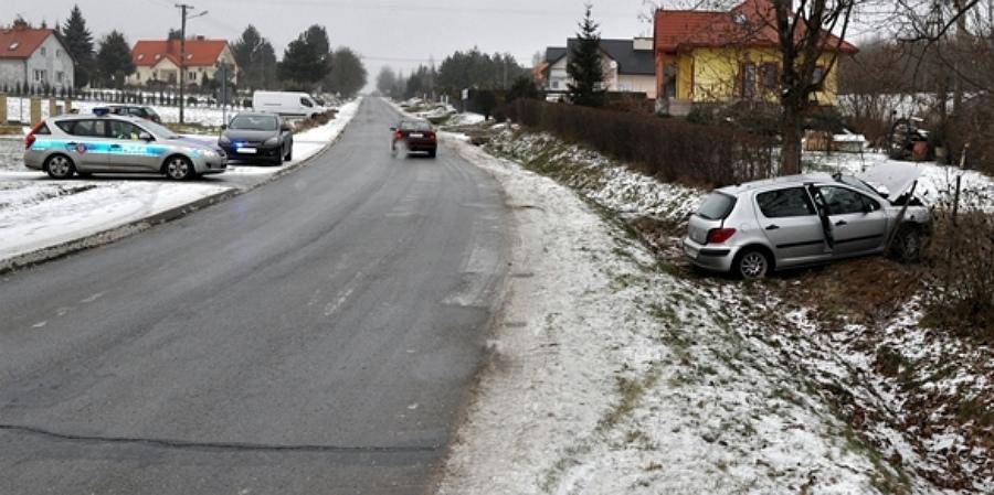 Uwaga ślisko na drogach. Łatwo o wypadek taki jak ten w Kolonii Wyżniance.