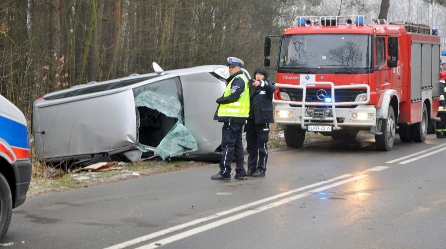 Gm. Zakrzówek. Śliska nawierzchnia, dachowanie, kierowca w szpitalu