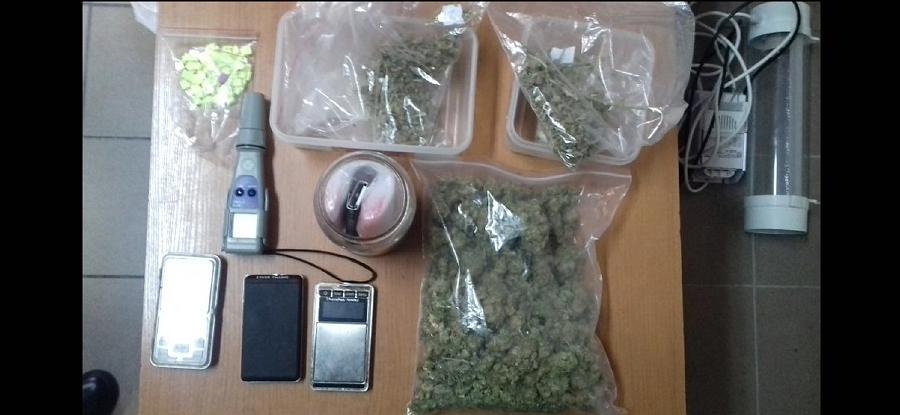 Marihuana, ekstazy i stara broń w mieszkaniu 26-latka