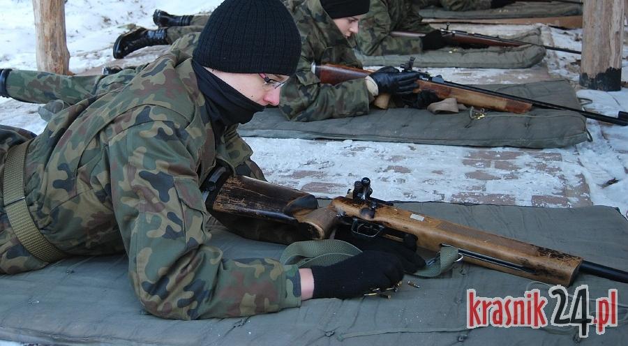 Licealiści z Trójki z karabinami w rękach. Foto