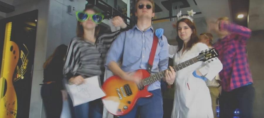 Elo Melo 2k17, czyli maturzyści z biol-chemu z Reja przygotowali studniówkową czołówkę. Wideo