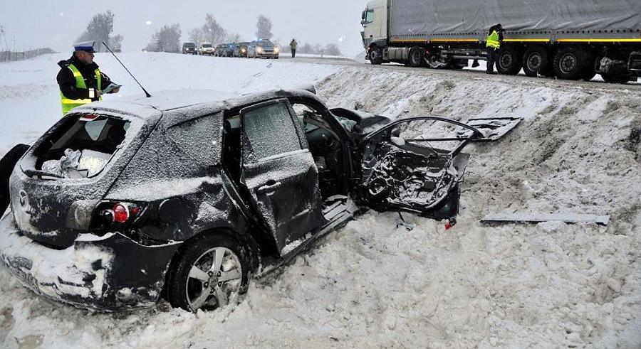 Polichna. Zderzenie osobówki z ciężarówką. Nie żyje 26 latek